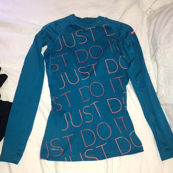 Nike Tops - Nike long sleeve sweat top